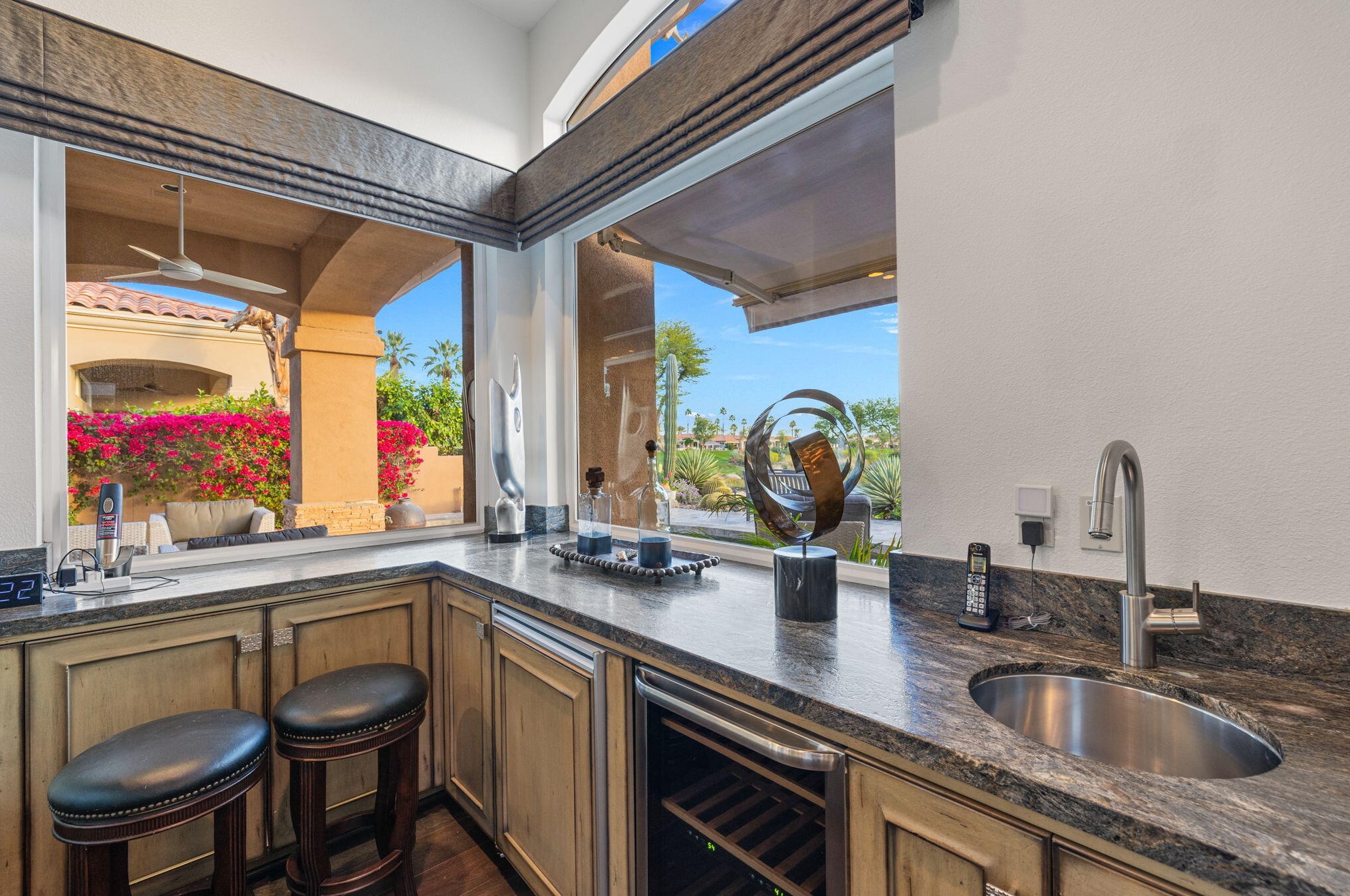 161 Tomahawk Dr, Palm Desert CA  92211-8949 exterior