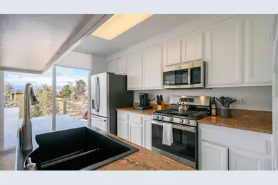 6946 Lennox Avenue, Yucca Valley, CA 92284 - Photo 23