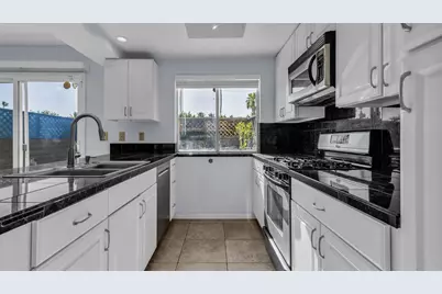 266 E Via Escuela #G, Palm Springs, CA 92262 - Photo 13
