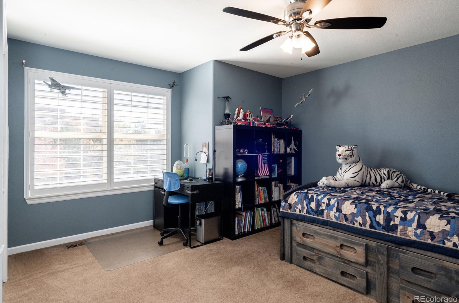 9461 Lark Sparrow Dr, Littleton CO 80126-5233 exterior