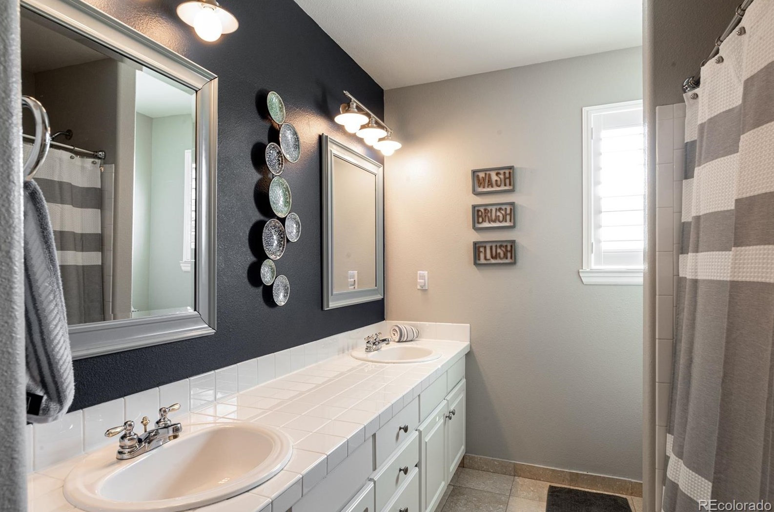 9461 Lark Sparrow Dr, Littleton CO 80126-5233 exterior