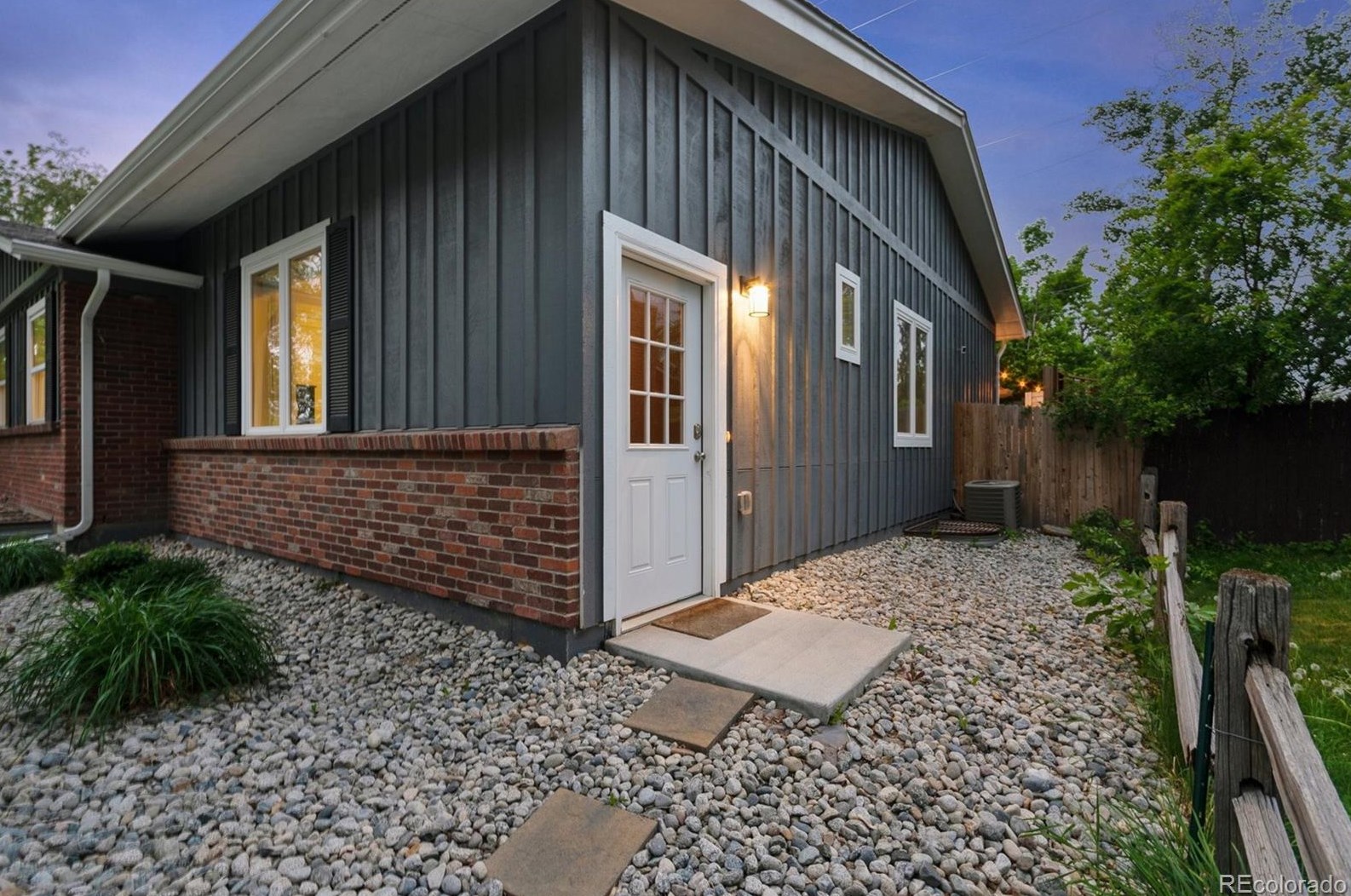 6220 Marion Way, Littleton CO 80121-2619 exterior