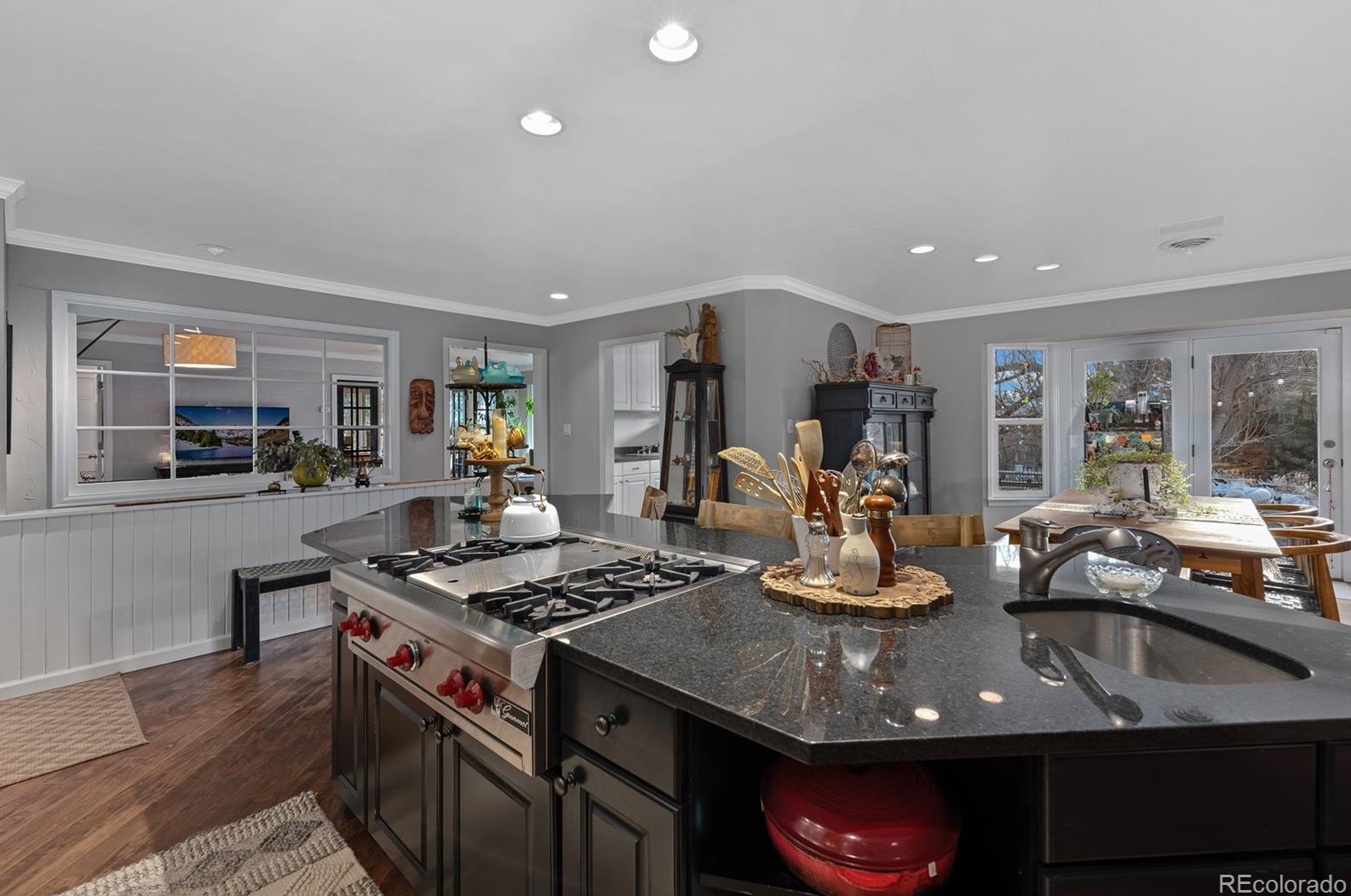 945 Front Range Rd, Littleton CO 80120-4005 exterior