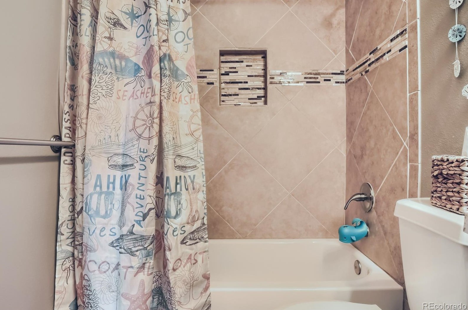 9213 Woodland Dr, Littleton CO 80126-2280 exterior