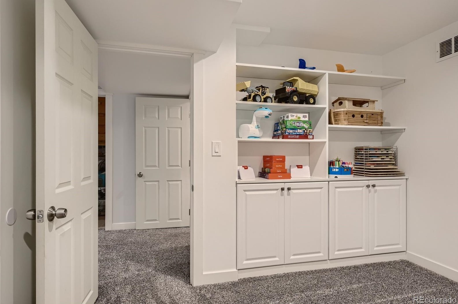 2122 Phillips Ln, Littleton CO 80122-3239 exterior