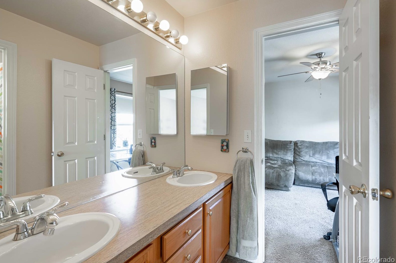 15454 Powers Dr, Aurora CO 80015-4239 exterior