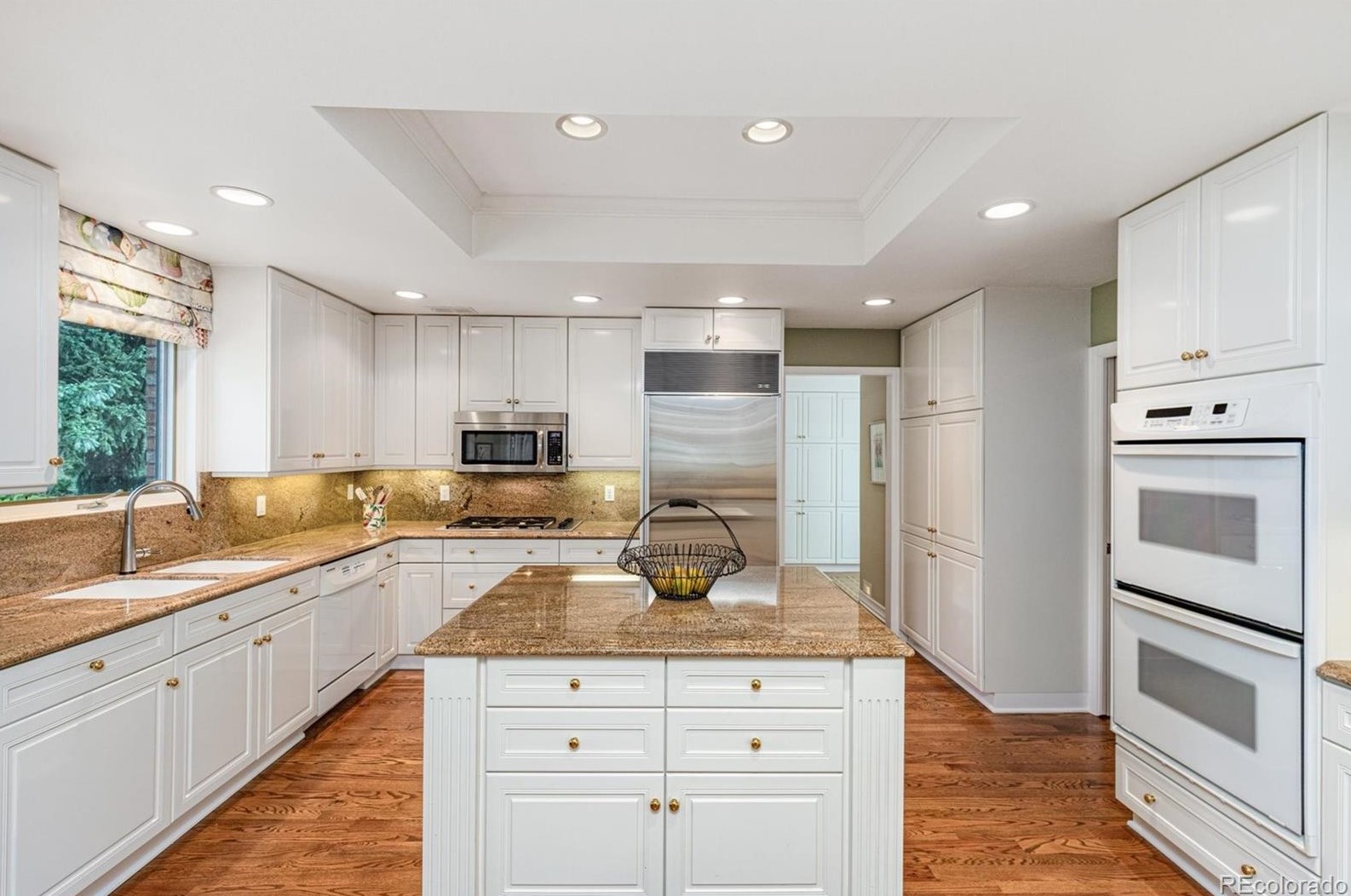 5698 Green Oaks Dr, Littleton CO 80121-1327 exterior