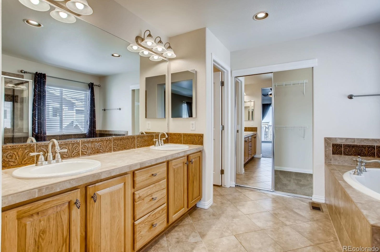 3077 Fox Sedge Ln, Littleton CO 80126-7591 exterior