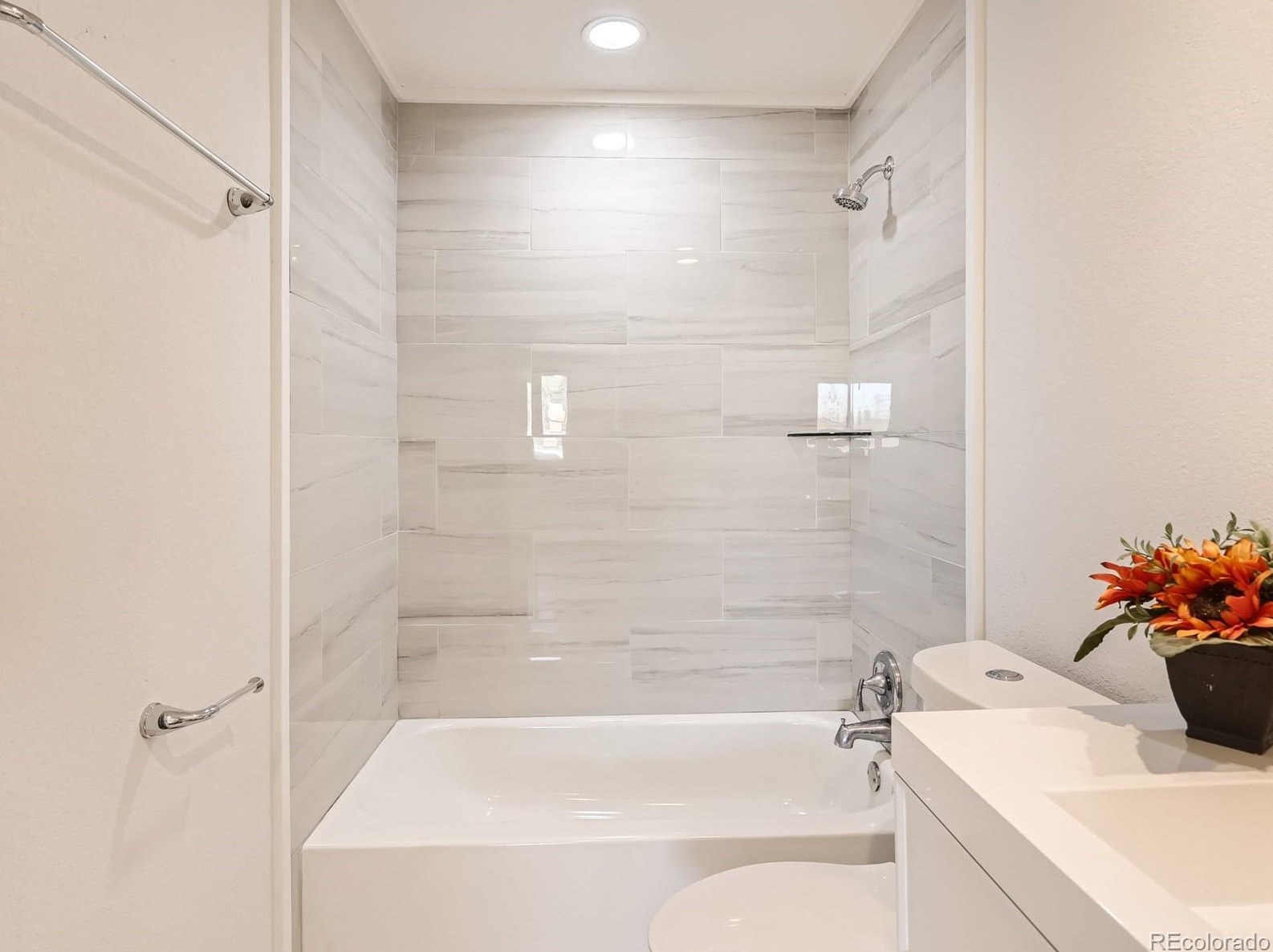 5902 Chestnut Ave, Littleton CO  80128-6045 exterior