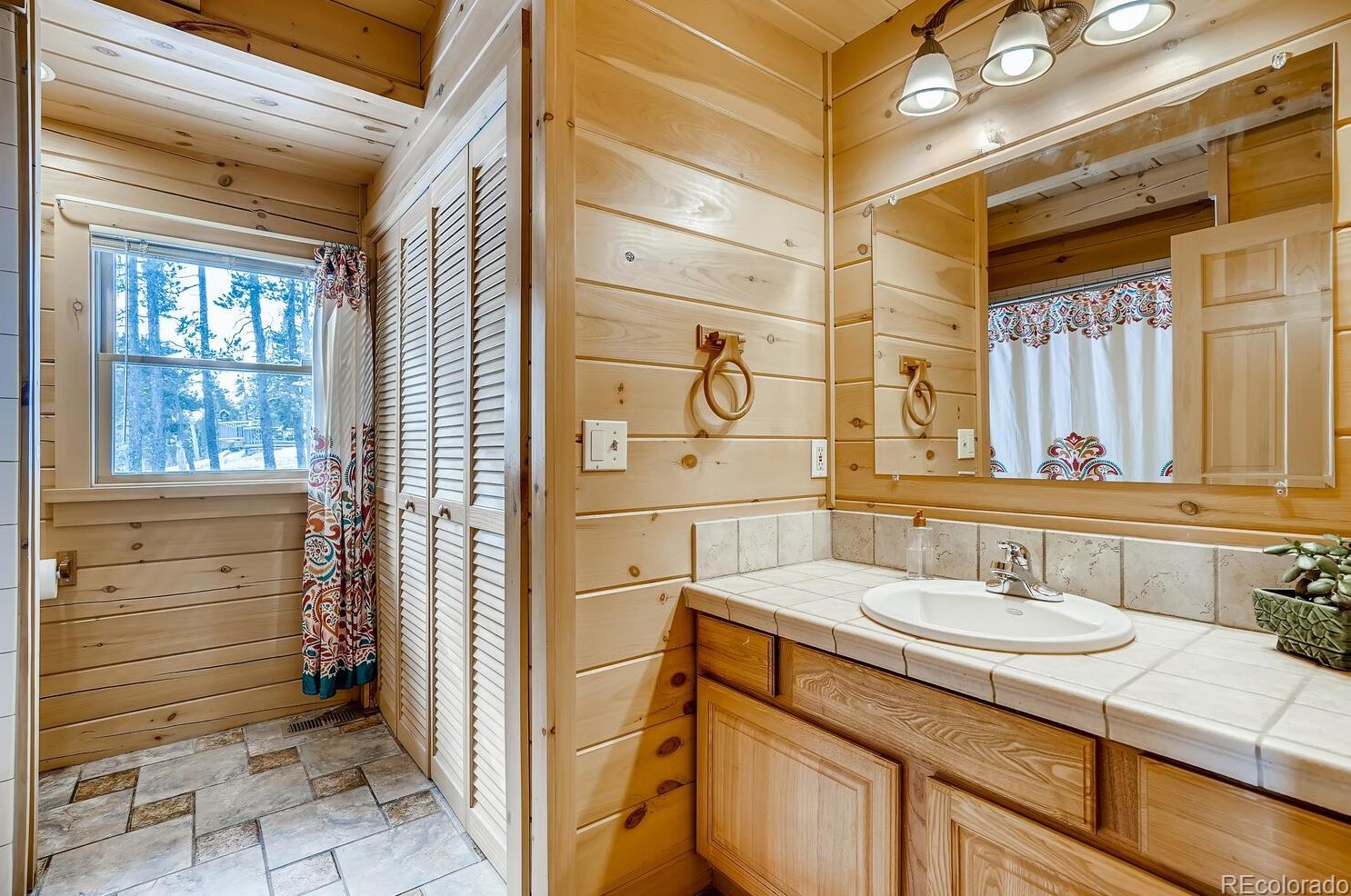 1275 Ldg Pole Dr, Arvada CO  80422-8995 exterior