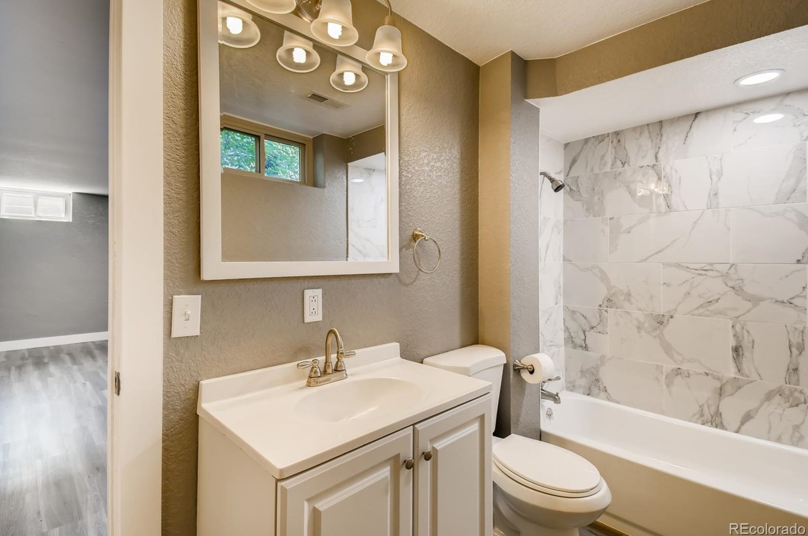 6055 Sycamore St, Littleton CO  80120-2532 exterior