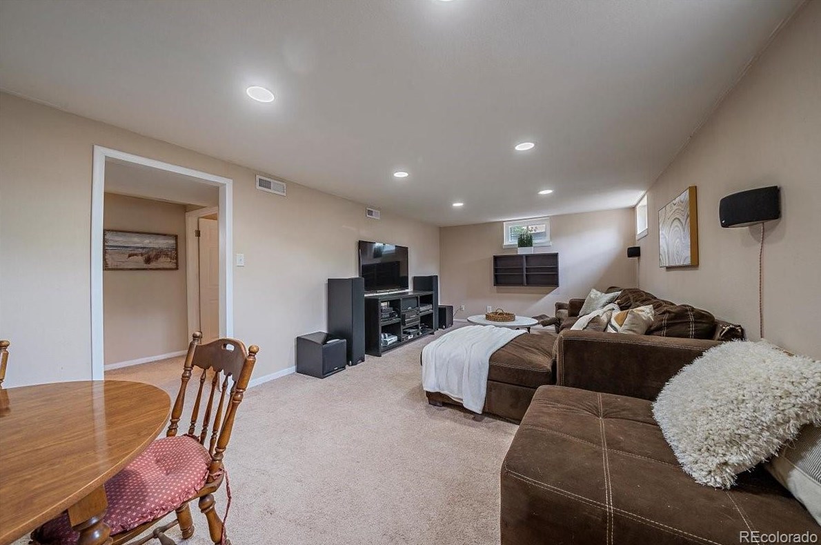 3347 Aksarben Ave, Littleton CO 80123-2901 exterior