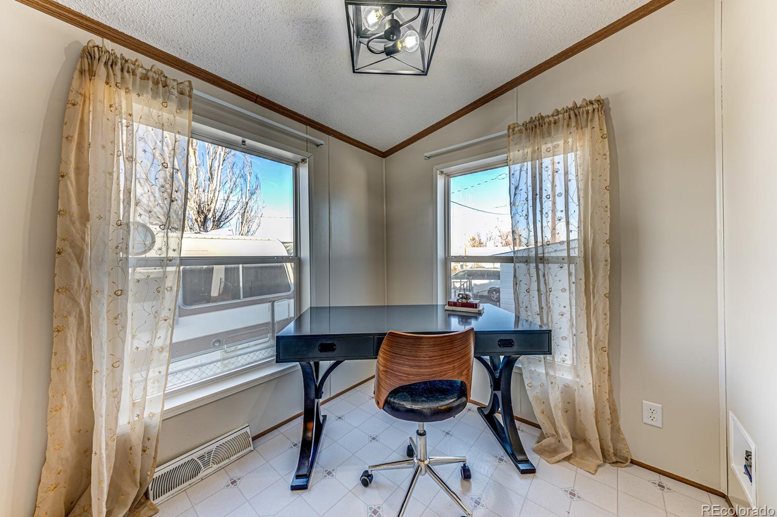 570 1st St, Bennett CO 80102-8604 exterior