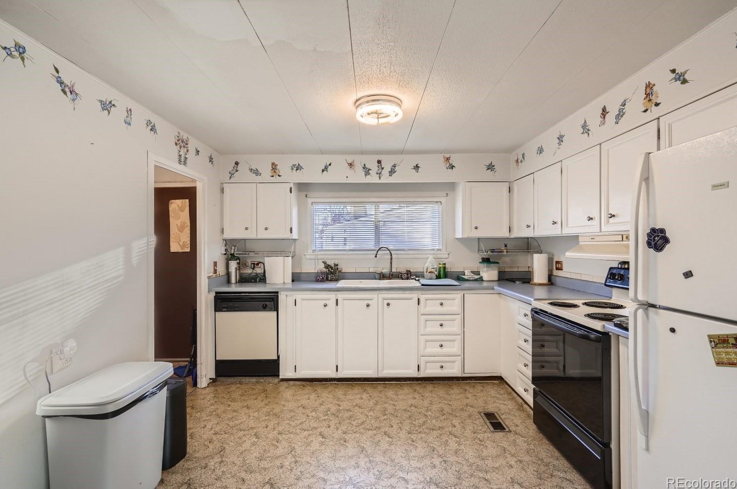 6705 Santa Fe Dr, Littleton CO 80120-2925 exterior