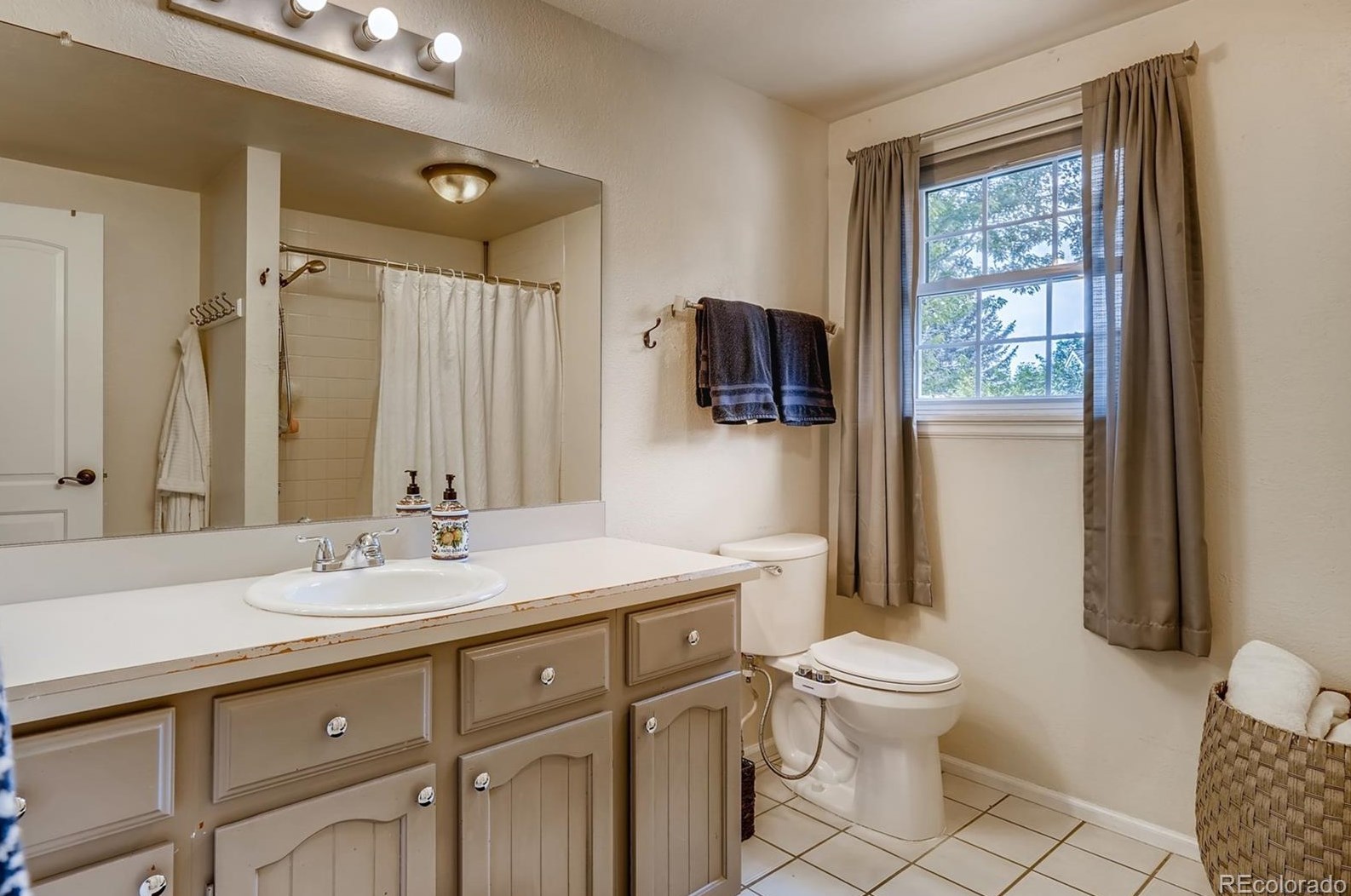 8585 Prentice Ave, Littleton CO 80120-1454 exterior