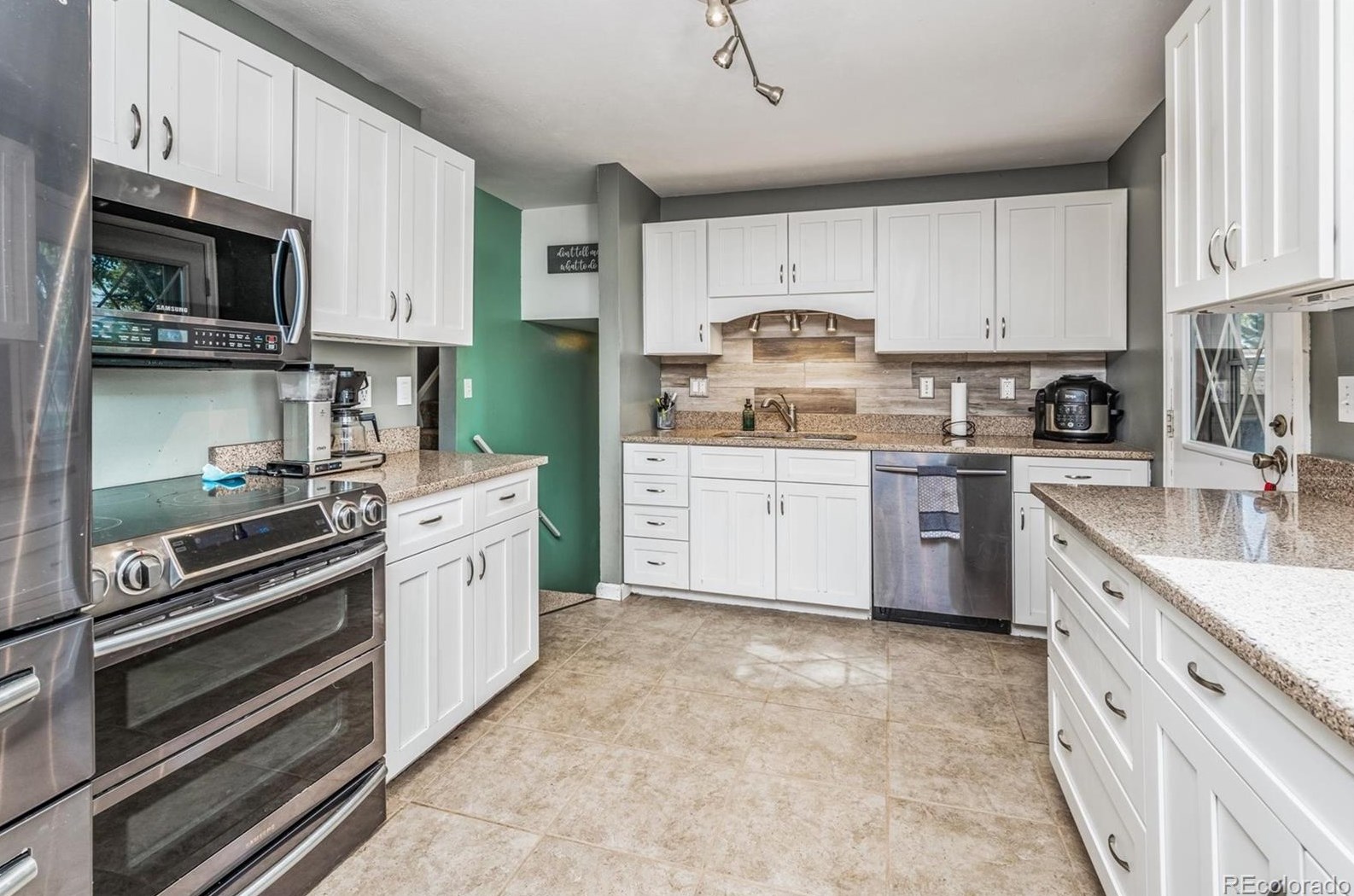 7064 Hinsdale Dr, Littleton CO 80128-4814 exterior