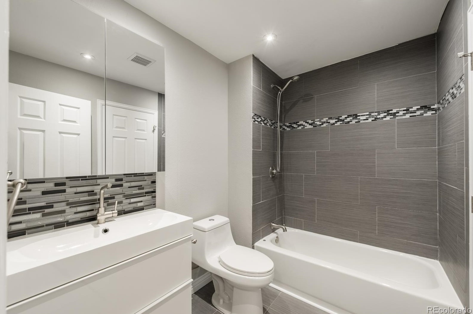 9354 Cattail Ct, Littleton CO 80126-2738 exterior