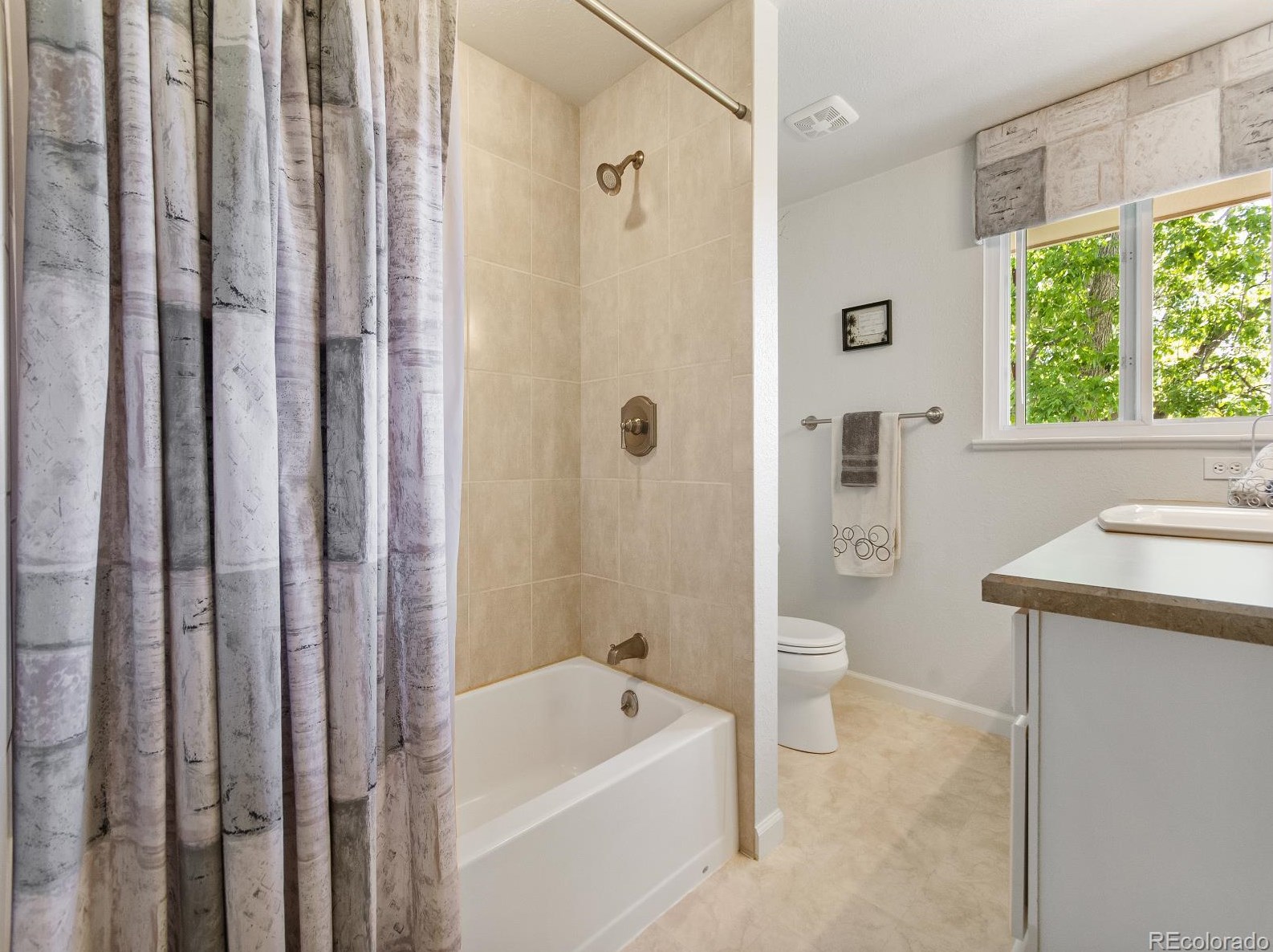 5466 Portland Dr, Littleton CO 80128-3946 exterior