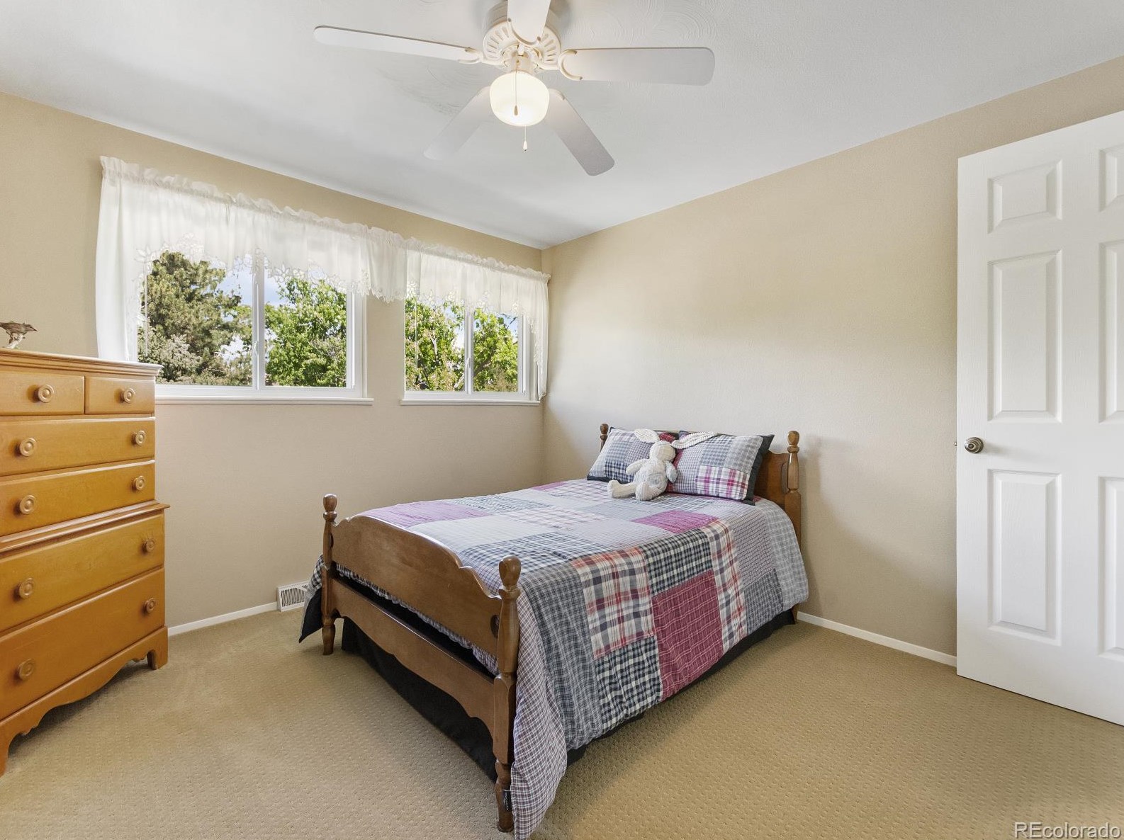 5466 Portland Dr, Littleton CO 80128-3946 exterior