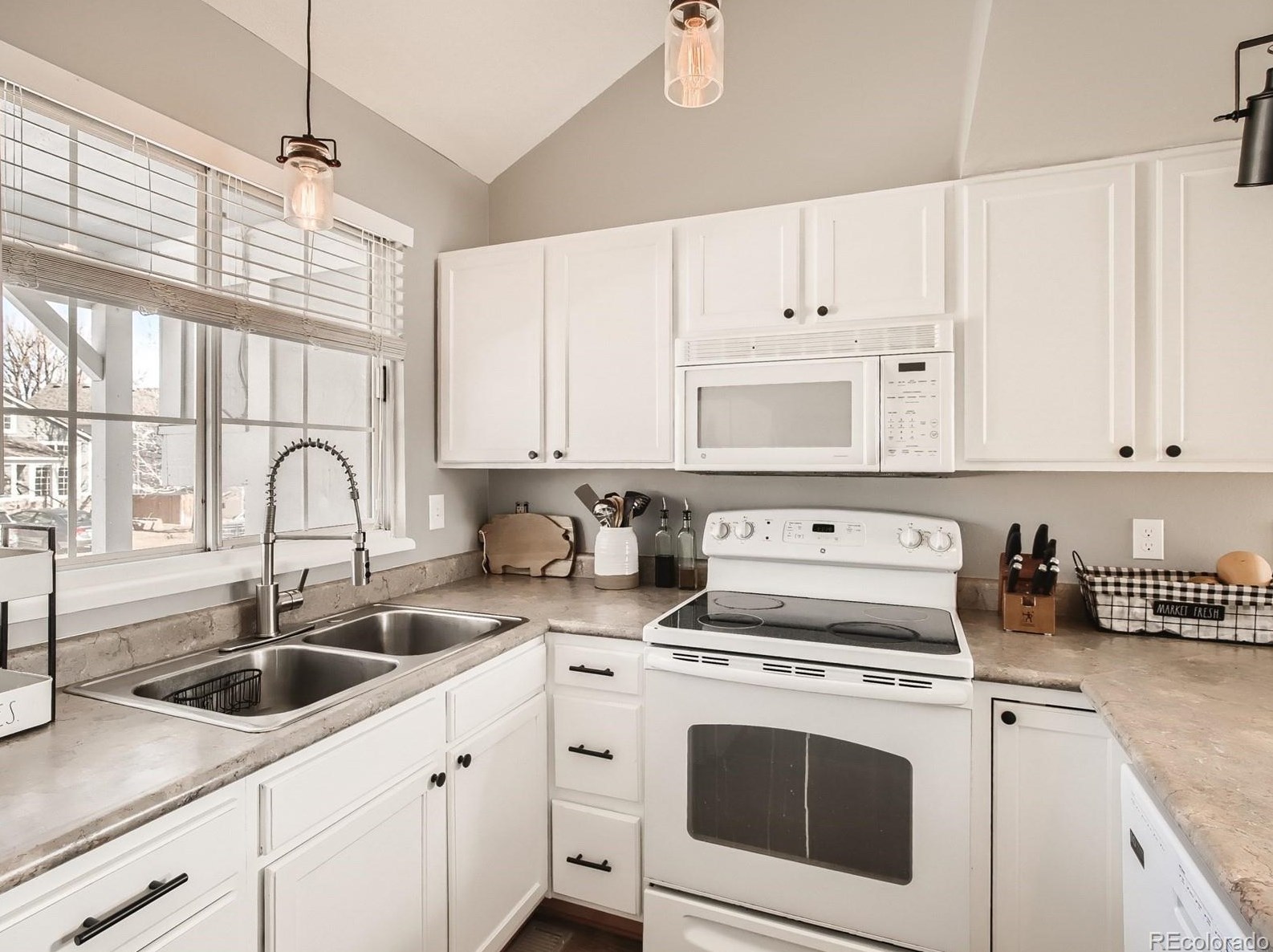 5384 Manchester Dr, Castle Rock CO  80104-8938 exterior