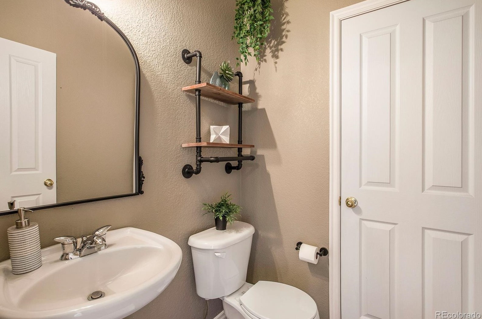 10588 Wildhurst Cir, Littleton CO  80126-7518 exterior