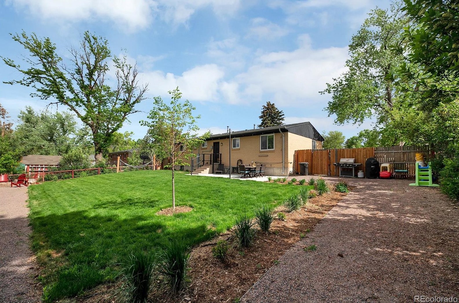 833 Crestline Ave, Littleton CO 80120-1217 exterior