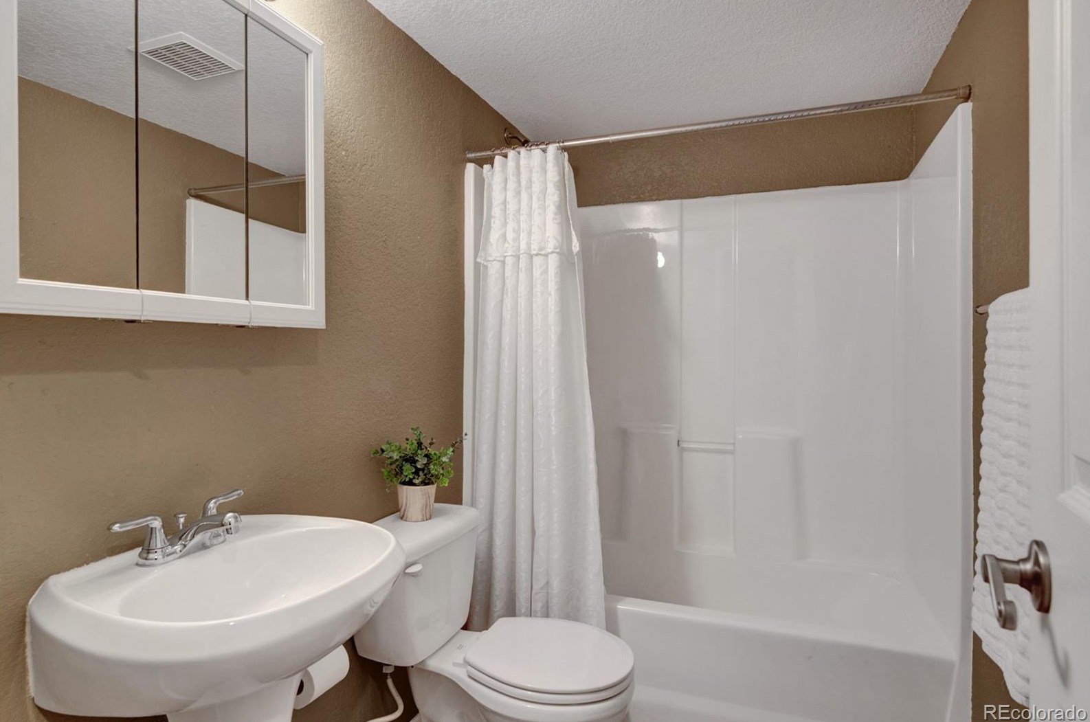 6818 Grand Pr Dr, Colorado Springs CO 80923-8763 exterior