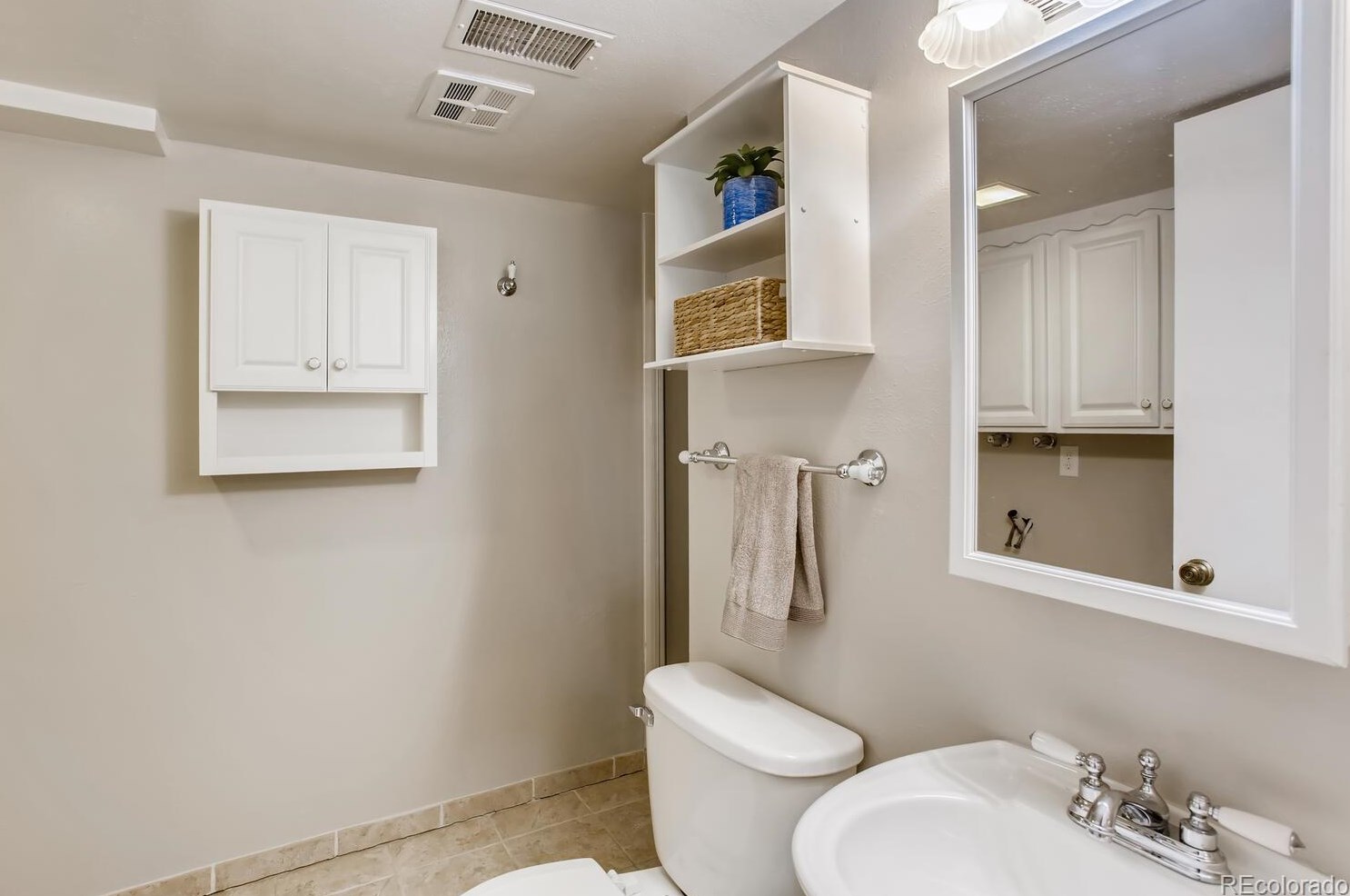 6885 Apache St, Littleton CO  80120-3876 exterior