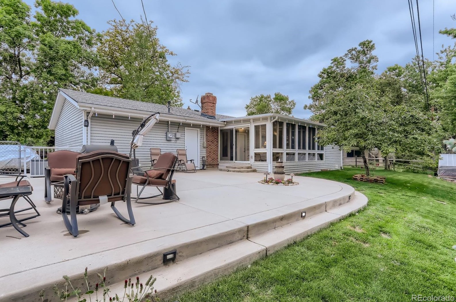 1245 Hinsdale Dr, Littleton CO 80120-4160 exterior