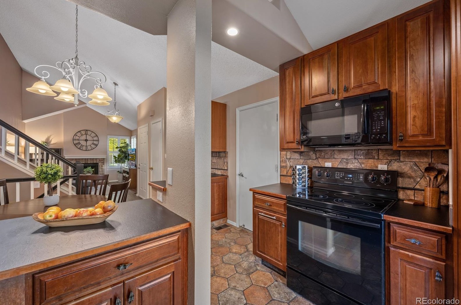 9296 Hickory Cir, Littleton CO 80126-2707 exterior