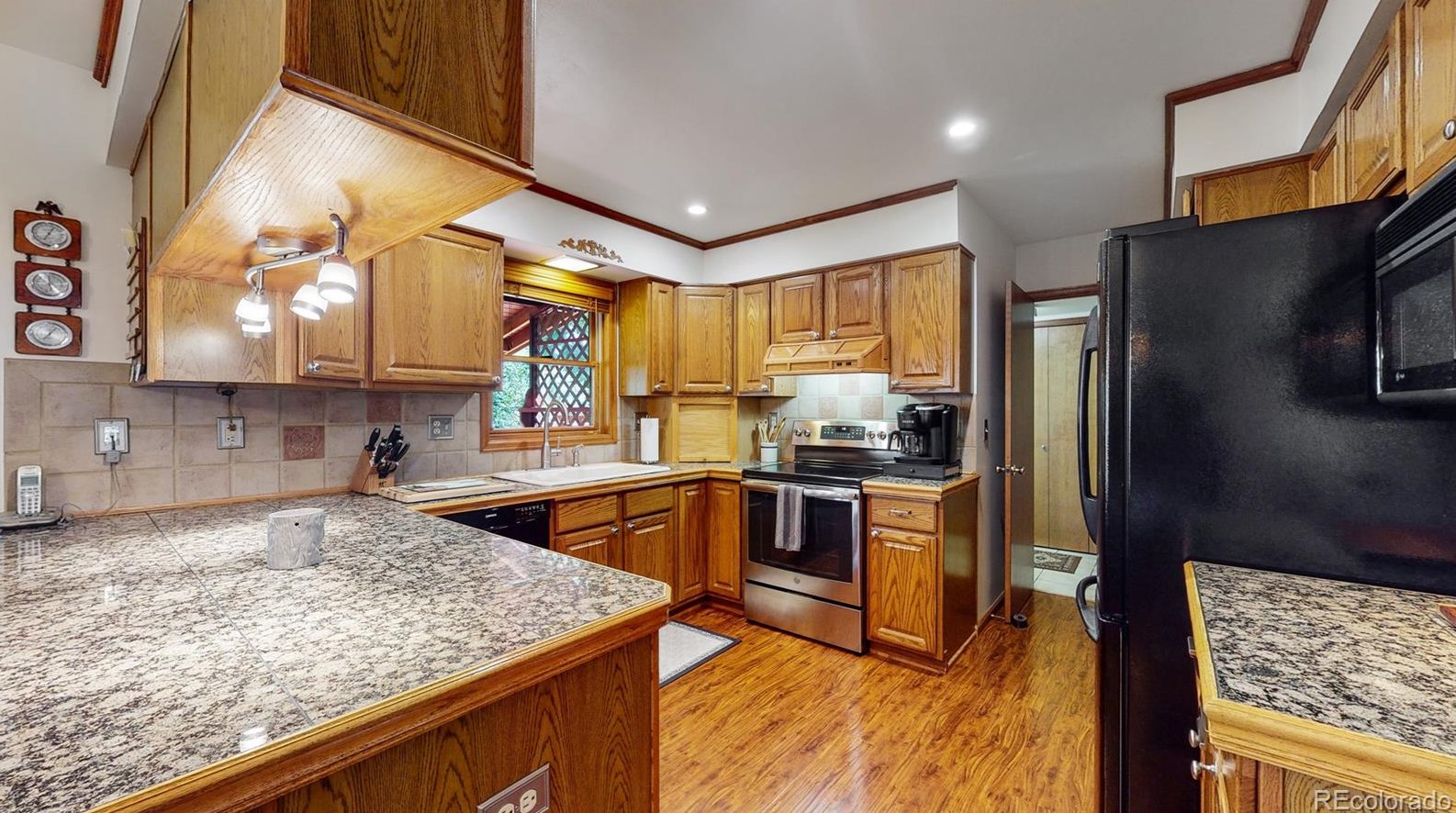 8582 Balsam St, Littleton CO 80128-6218 exterior