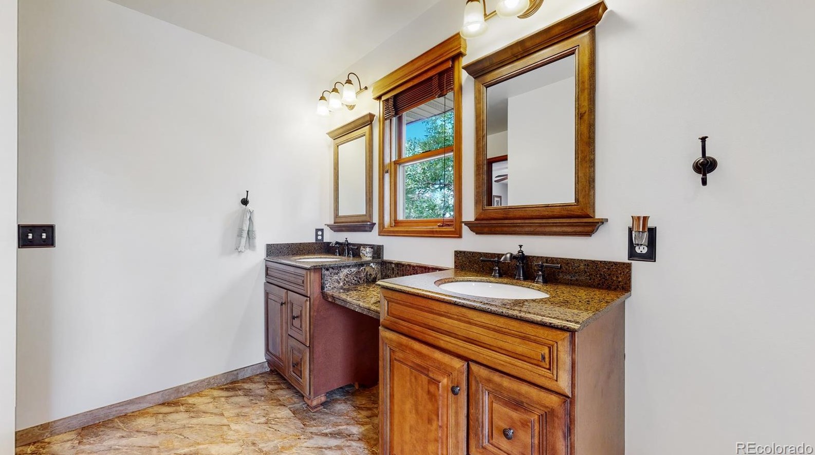 8582 Balsam St, Littleton CO 80128-6218 exterior