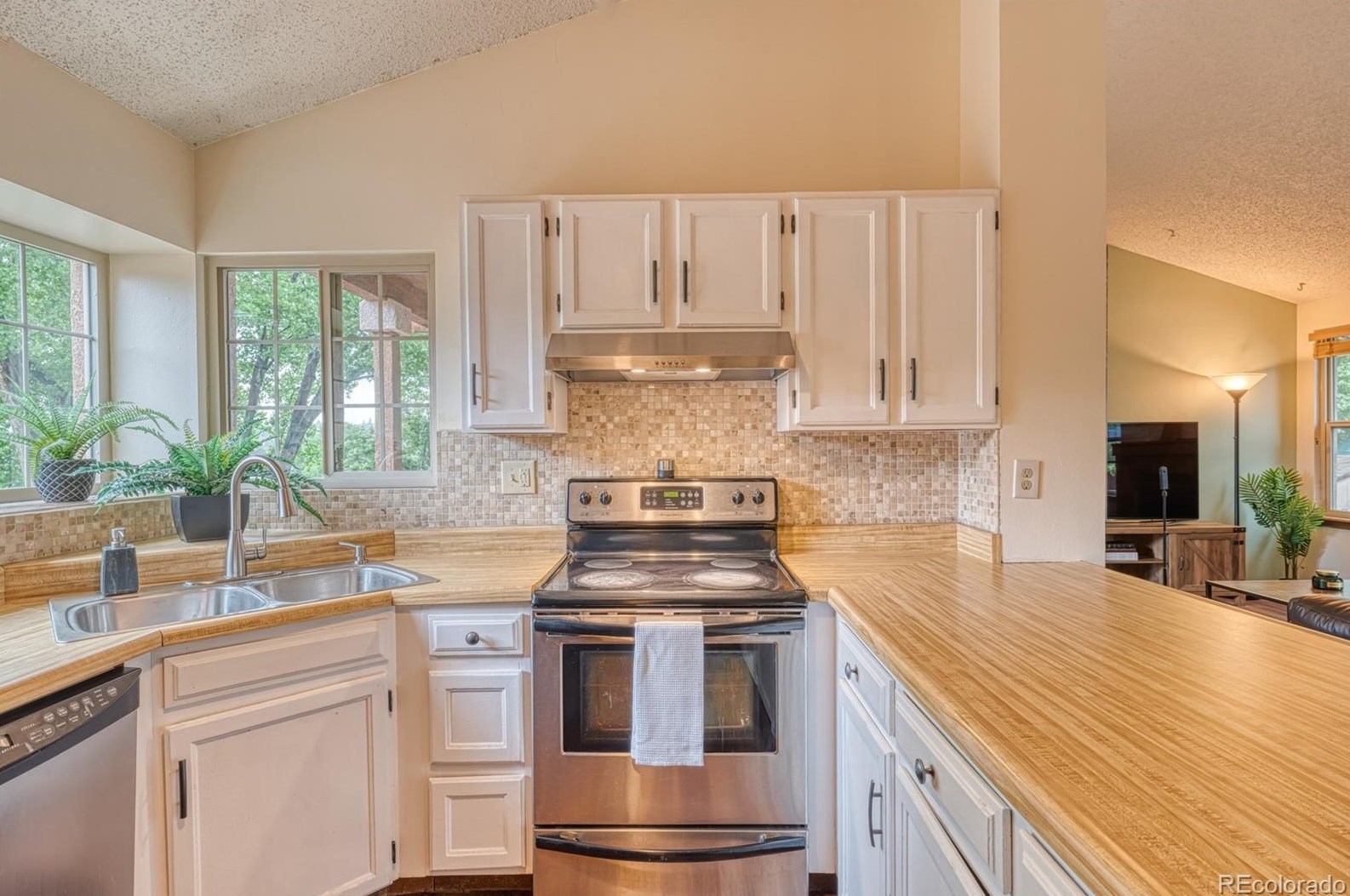 6661 Bugle Dr, Colorado Springs CO 80918-1691 exterior