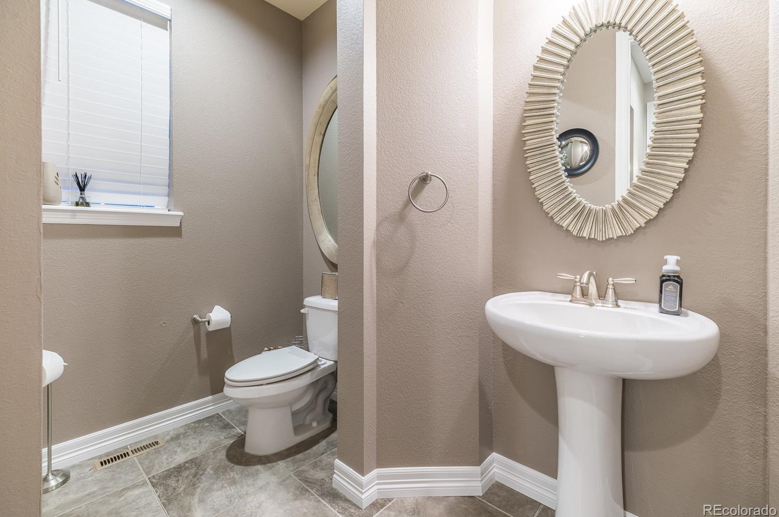 26585 Peakview Dr, Aurora CO 80016-6110 exterior