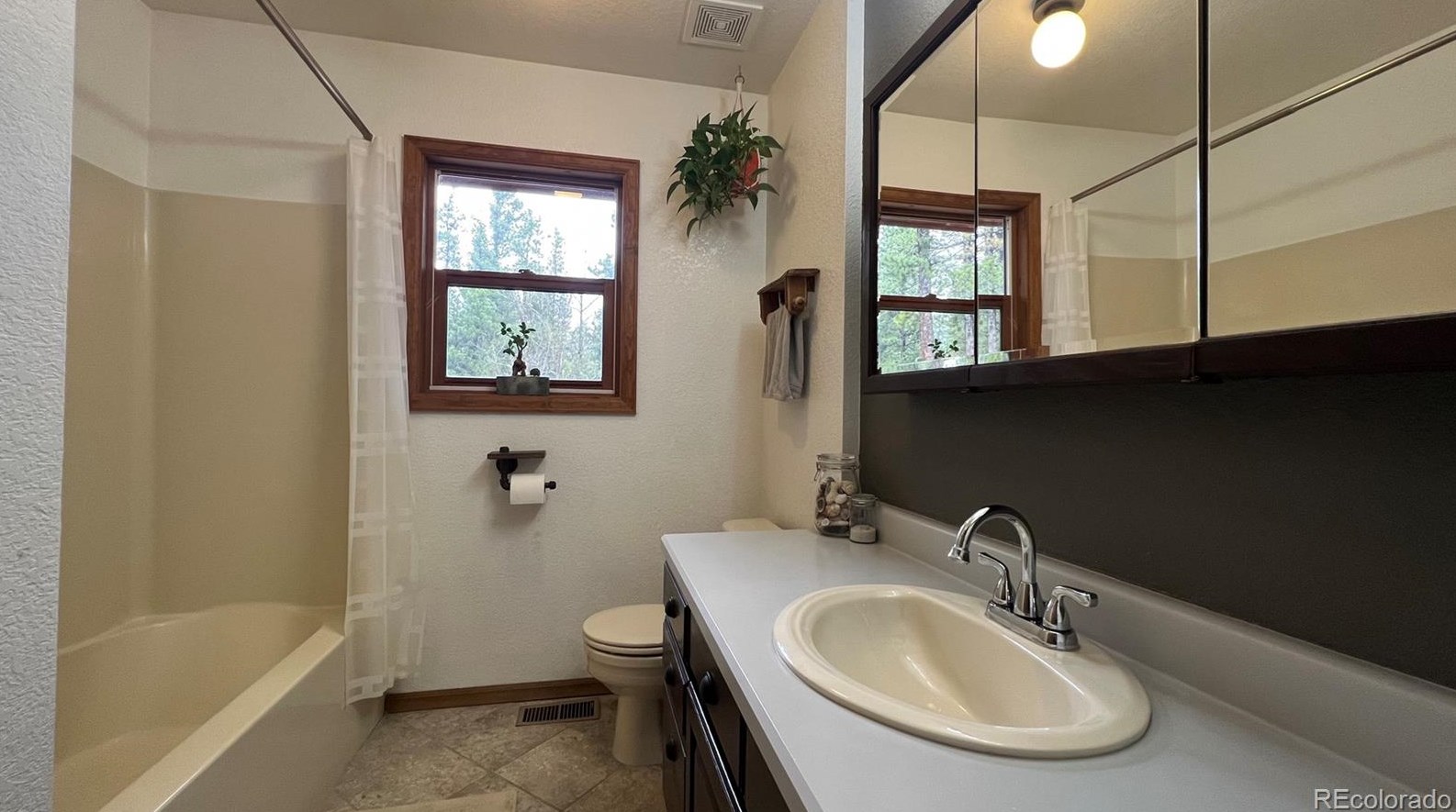 961 Lodge Pole Dr, Arvada CO  80422-8969 exterior