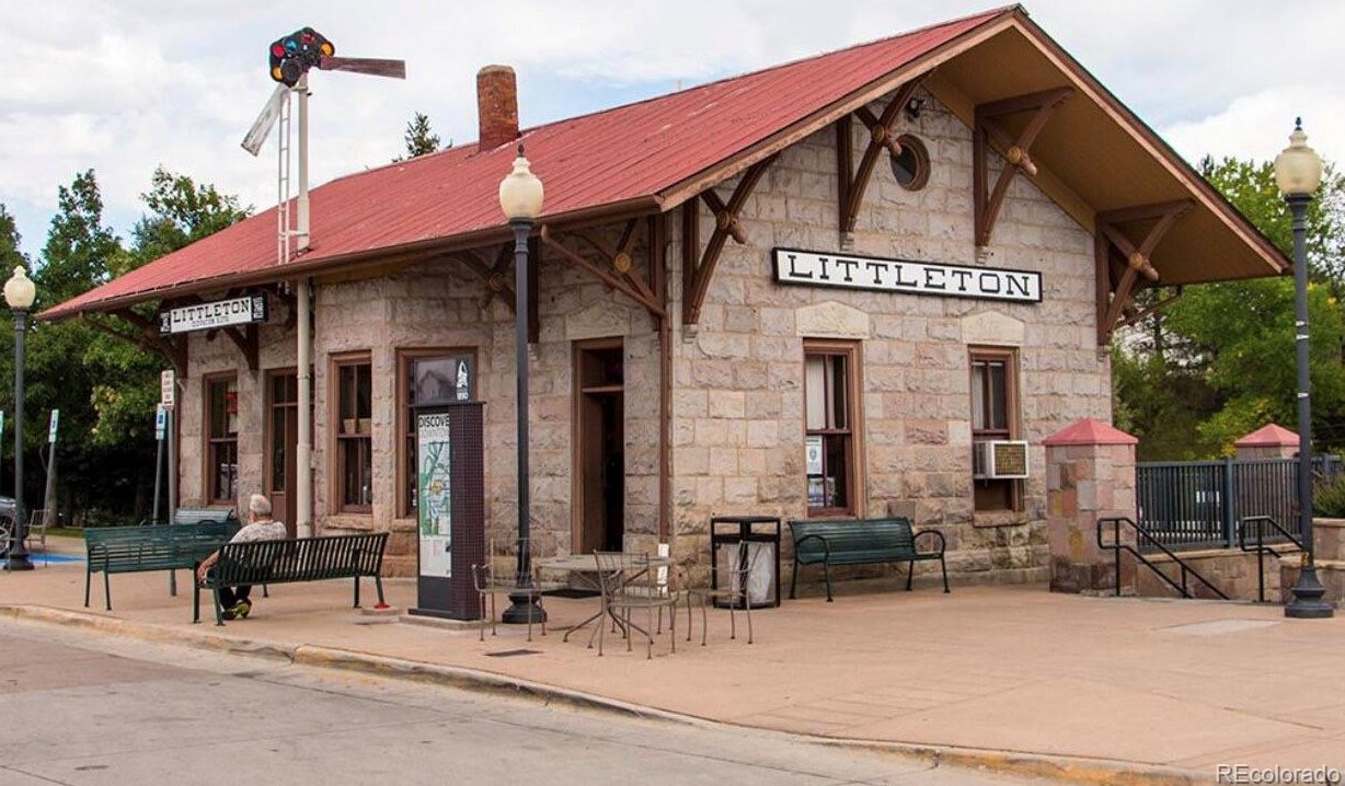 2364 Parkhill Ave, Littleton CO 80120-2525 exterior