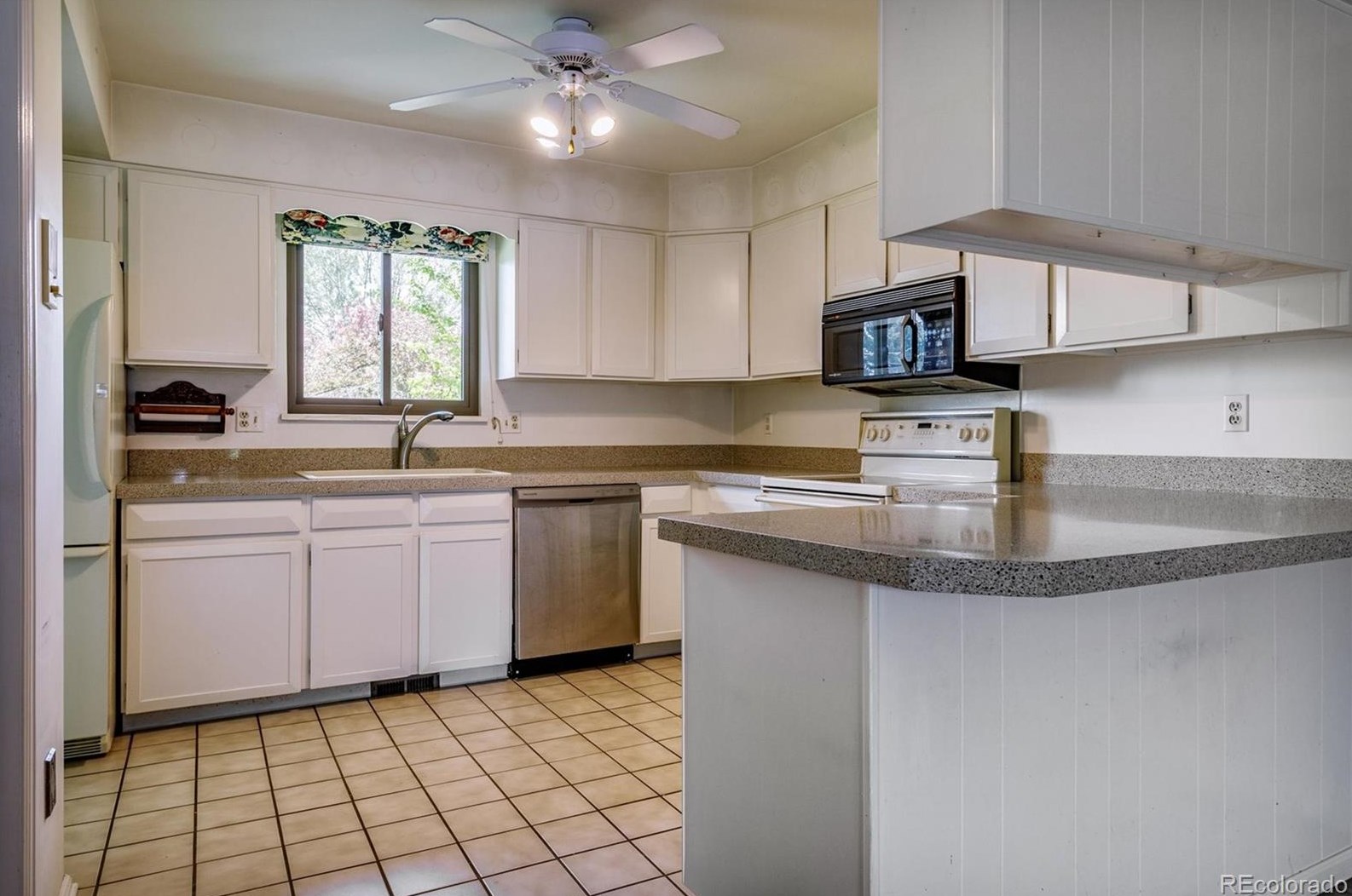 6483 Sycamore St, Littleton CO 80120-3036 exterior