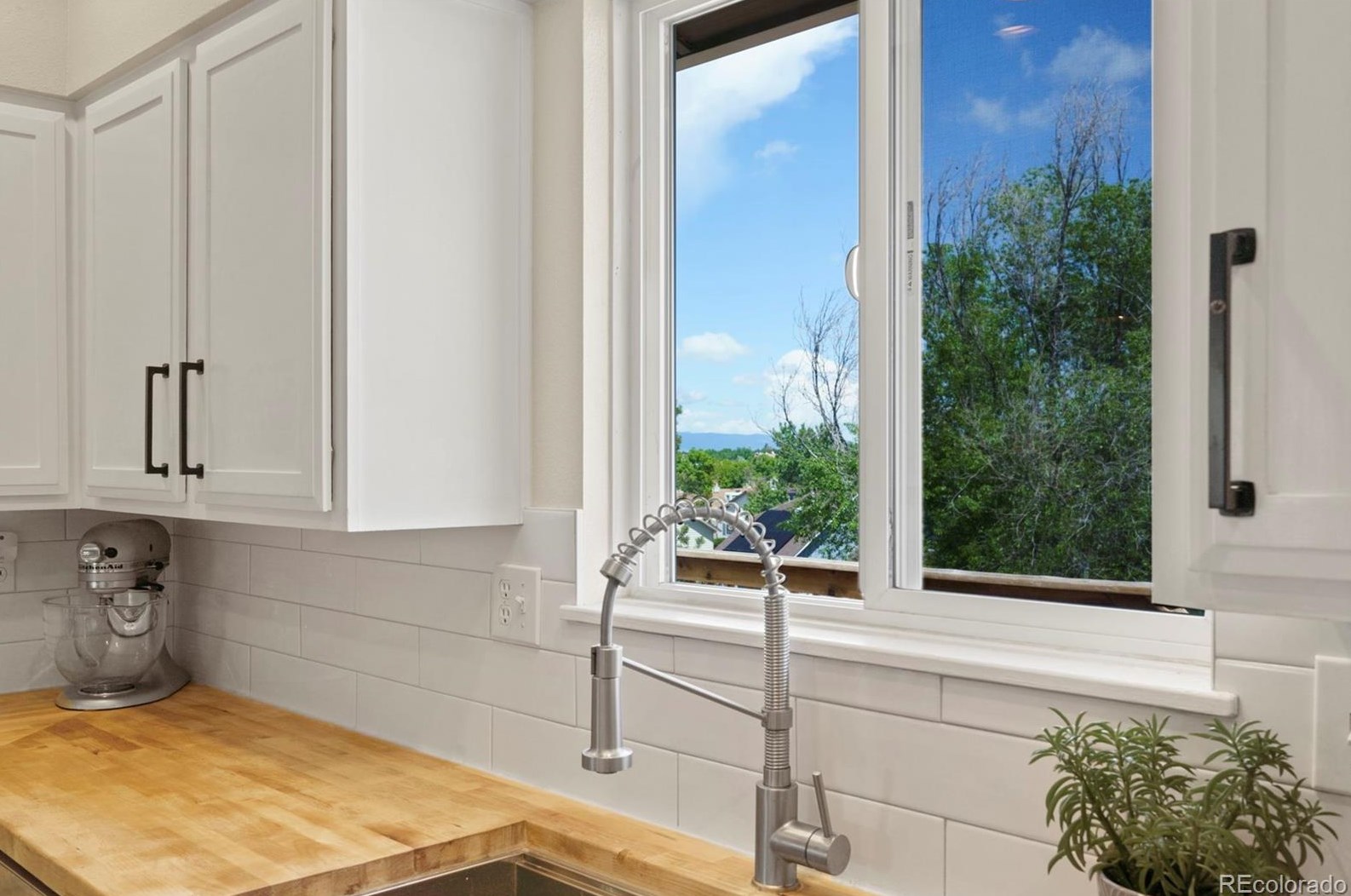 3060 Rhapsody Dr, Colorado Springs CO 80920-4047 exterior