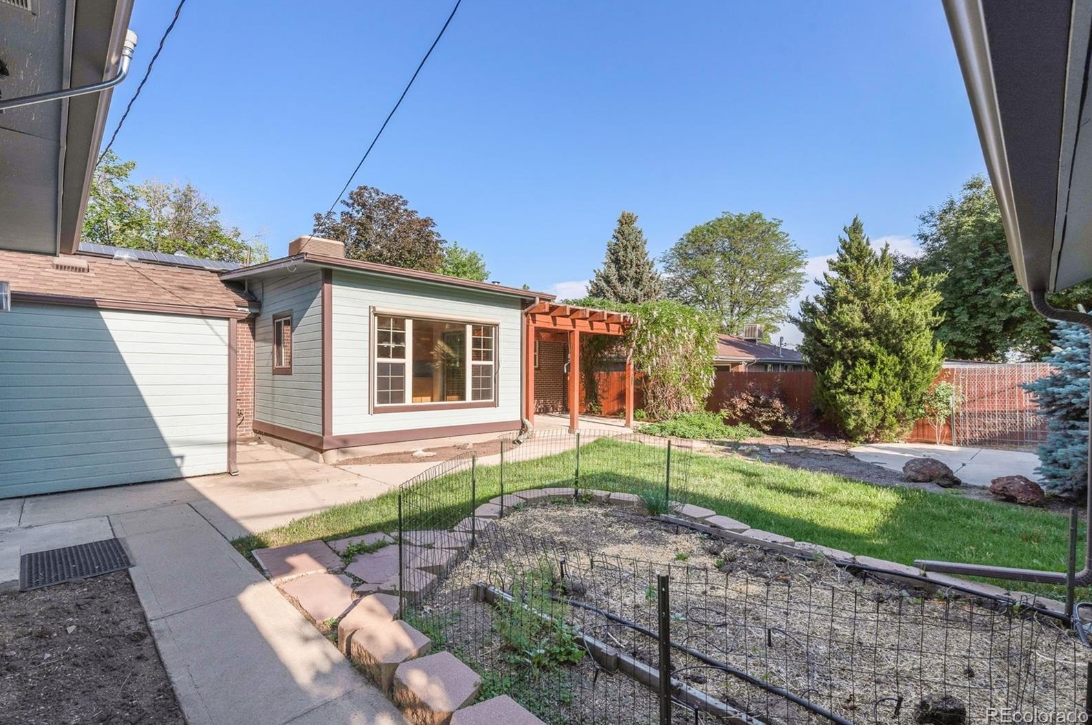 6049 Vivian St, Arvada CO  80004-4130 exterior