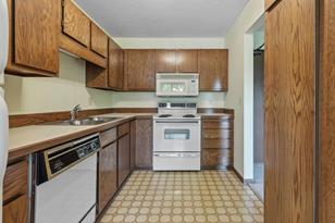 7601 W 101st St - Photo 9