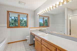 4040 Lakehill Circle, Saint Paul, MN 55110