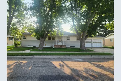 1013 8th Avenue SW, Pipestone, MN 56164 - Photo 1