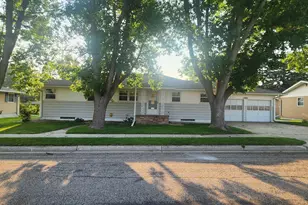 1013 8th Ave SW, Pipestone, MN 56164 - Photo 1