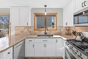 890 Winterberry Ct, Woodbury, MN 55125 - Photo 11