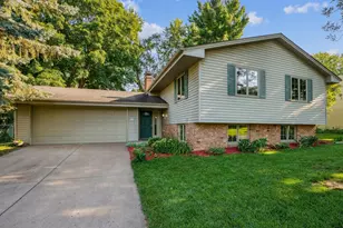 537 Woodhill Dr, Roseville, MN 55113 - Photo 1