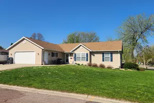 309 O'Connor St, Lakefield, MN 56150 - Photo 1