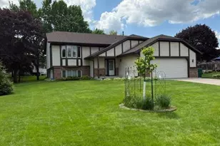 656 Mina Ct, Mahtomedi, MN 55115 - Photo 1