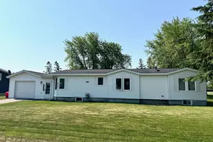 808 6th St NE, Roseau, MN 56751 - Photo 1