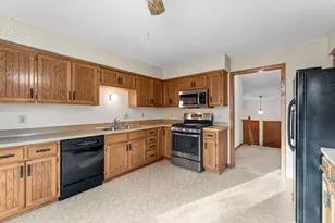 2800 Zanzibar Ln N, Plymouth, MN 55447 - Photo 3