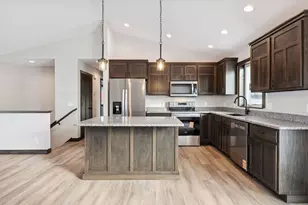 492 Coyote Way, New Richmond, WI 54017 - Photo 3